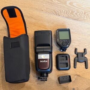 Black Camera Flash with Trigger and Carry Pouch - Canon compatible